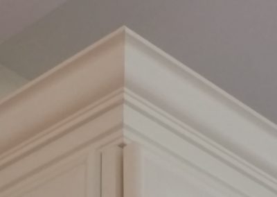 white kitchen cabinet crown molding